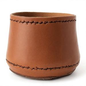 Maceta de cuero pequeña artesanal perfecta para estantes, escritorios o alféizares de ventanas con sensibilidad de diseño suave y terroso - Product Image 5