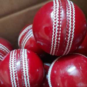 Ballon de cricket rigide en gros, cousu à la main, cuir de qualité supérieure, bowling fait à la main au Pakistan, 4 couches, 156 grammes, Benpro - Product Image 4