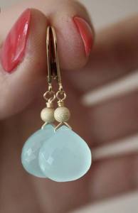 Boucles d'oreilles pendantes en laiton faites à la main, pierre de calcédoine naturelle 9x12mm, prix de gros et Surgyan Saini - Product Image 2