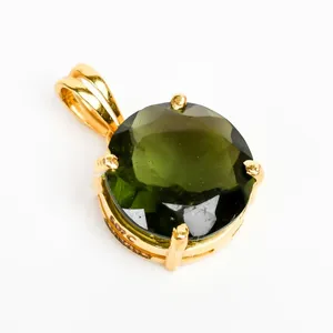 Pendentif en moldavite naturelle artisanale en or massif 14 carats avec ensemble de broches pendentif cadeau de mariage pendentif en or massif avec breloques - Product Image 2