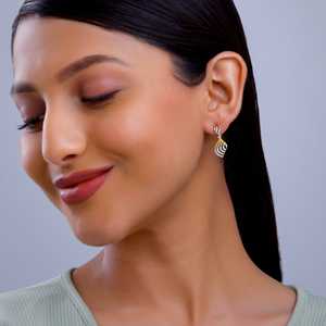 ต่างหูเพชรที่ปลูกในห้องปฏิบัติการรูปคลื่นที่สง่างามเน้นสีทอง - Product Image 5