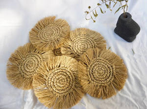 Juego de posavasos redondo de rafia hecho a mano, mimbre hecho a mano de Vietnam con alfombrillas y almohadillas con flecos - Product Image 3