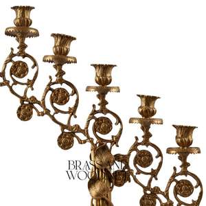 Candelabros de latón antiguo con grabados artísticos ornamentados y múltiples brazos curvos para una elegante decoración Vintage para el hogar - Product Image 2