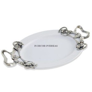 Plateau de service en métal de forme ovale enduit de poudre de couleur blanche avec poignée de créateur unique polie brillante argentée - Product Image 1