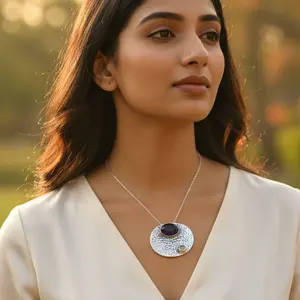 แหวนทองเหลืองตอกลายแบบดั้งเดิม แบรนด์ส่วนตัวที่ได้รับอนุญาต ประดับด้วยพลอยสีน้ำเงินและสีเขียว ปรับขนาดได้ ฟรีไซส์ - Product Image 3