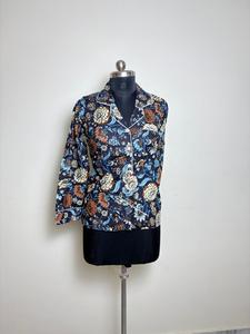 Chemise en coton à imprimé floral pour femme Chemise boutonnée décontractée noire et bleue Design floral foncé - Product Image 5