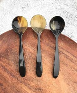 Cuillère en corne de buffle naturelle, fabriquée à la main et polie, parfaite pour servir des épices, des condiments ou pour une utilisation décorative sur la table, de haute qualité - Product Image 2