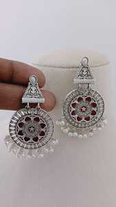 Juego de pendientes Heritage Mandala Temple Metal oxidado en tono plateado con acabado vintage Patrón único Latón Diseño personalizado - Product Image 2