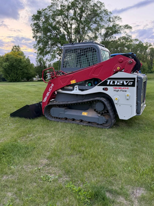 Cargadora de orugas Takeuchi TL12V2 premium económica y potente para movimiento de tierras, paisajismo y trabajos de demolición. Compre ahora. - Product Image 4