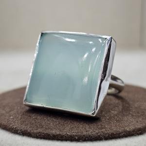 แหวนดีไซน์เก๋จากเยอรมันซิลเวอร์ คุณภาพเยี่ยม ทำด้วยมือ รูปทรงสี่เหลี่ยม ประดับด้วยอะควาแคลซิโดนีและเพชรแบบฝังขอบ - Product Image 2