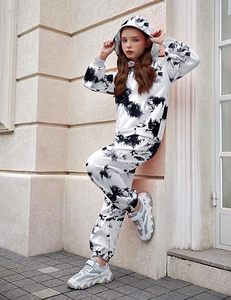 ชุดเซ็ตเสื้อฮู้ดและกางเกงขายาวแฟชั่นเด็กผู้หญิงคอลเลคชั่นใหม่ คุณภาพสูง สไตล์สตรีทแวร์ น่ารัก พิมพ์โลโก้ตามสั่ง ระบายอากาศได้ดี - Product Image 2