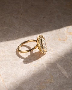 Bague de fiançailles vintage en halo de moissanite taille ovale 10x8 mm plaquée or jaune, bijoux fins pour femmes pour un anniversaire de mariage - Product Image 2