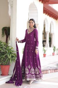 Fournisseur en gros de robes Anarkali en soie Vichitra avec broderie de sequins, robes Anarkali pakistanaises pour la vente à l'exportation - Product Image 4