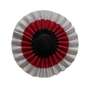 C'est une rosette maçonnique blanche et rouge avec un bouton central noir. - Product Image 1