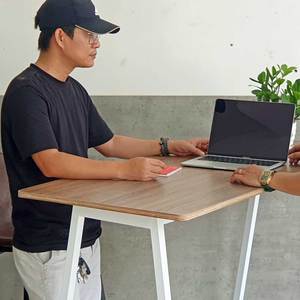 โต๊ะยืนสไตล์มินิมอลสมัยใหม่ 140x60x105 ซม. ขาทรงตัวเอ โต๊ะคอมพิวเตอร์สำหรับบ้าน/สำนักงาน รุ่น HBMN040 - Product Image 6