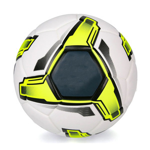Ballon d'entraînement de football de meilleure qualité avec logo personnalisé fait à la main en cuir véritable nouveau style de football avec technique thermoscellée en vente - Product Image 1