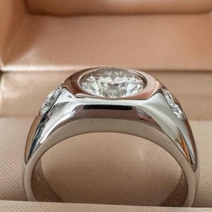 Anillo Solitario Ancho Personalizable con Engaste de Bisel y Corte Original de Moissanita, Plata 925 con Baño de Rodio, Joyería Fina, Anillo de Compromiso - Product Image 5