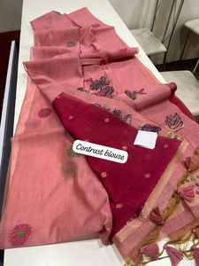 Sari de cuerpo entero con motivos florales étnicos de algodón de primera calidad con borlas elegantes y blusa de contraste lista para fiestas - Product Image 6