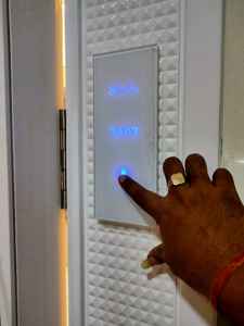 Panel de pasillo de 2 entradas para habitaciones de hotel Fox Domotics Electric DND MMR BELL Switch con vidrio Max. 12V Voltaje - Product Image 4