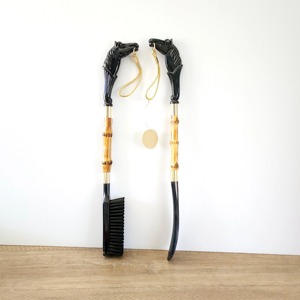 Elegante Elevador de Zapatos con Diseño de Cara de Caballo Negro para una Asistencia Diaria Fluida con un Aspecto Artístico Detallado y una Construcción Resistente - Product Image 6