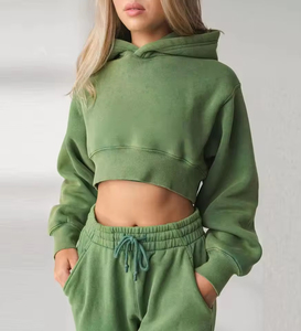 Nouveaux ensembles deux pièces pour femmes, couleur unie, hauts courts brodés en maille épaisse à capuche, survêtement personnalisé OEM ODM - Product Image 6