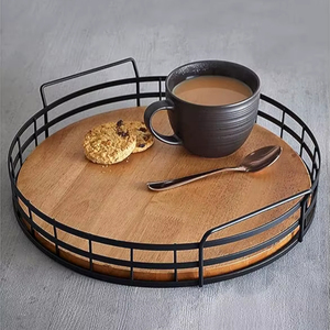 Plateau en bois classique avec poignée en métal pour une présentation élégante des aliments, offrant robustesse, style et durabilité. - Product Image 1