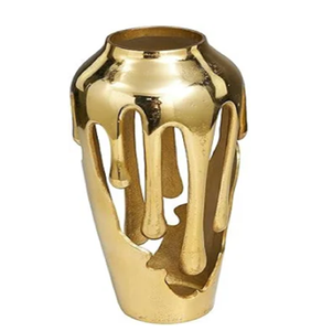 Vase en aluminium doré unique caractérisé par un design fondant goutte à goutte et ajouré pour une déclaration décorative contemporaine - Product Image 1