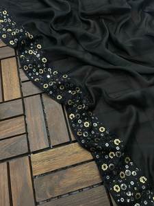 Sari en soie noir Rangoli de créateur pakistanais avec bordure en dentelle et chemisier lourd pour mariages et festivals - Product Image 3
