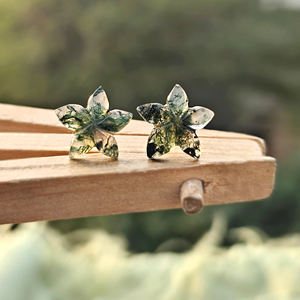 Boucles d'oreilles clous en agate mousse naturelle sculptée en forme de fleur, plaquées or 18 carats, paire délicate, pierres semi-précieuses, vente en gros - Product Image 5