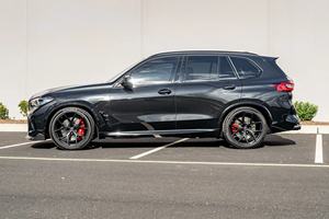 X5 M 2023 d'occasion modifiée, boîte automatique, moteur turbo, transmission intégrale, jantes R19 foncées, sans accident et prête à l'emploi - Product Image 3