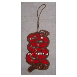Importador y exportador hecho a mano Zari bordado serpiente forma artesanías artículo para árbol de Navidad adorno colgante en cantidad a granel - Product Image 1