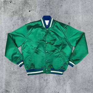 Chaqueta de invierno Varsity de diseño único para hombre con cuello levantado, precio de fábrica en todos los colores populares, logotipo frontal incluido - Product Image 5