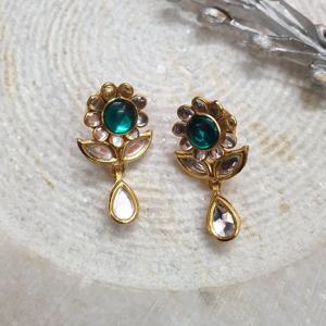 Boucles d'oreilles Kundan à motif floral plaqué or avec pierre centrale verte et motif de goutte pour mariage indien, vêtements de fête et ethniques - Product Image 4