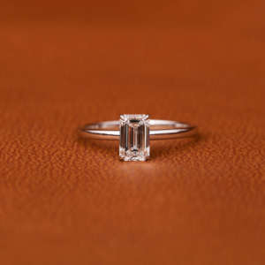 Bague de fiançailles solitaire en diamant cultivé en laboratoire coupe émeraude de style à la mode bague cadeau fine pour femme plaquée or massif 14 carats certifiée IGI - Product Image 2