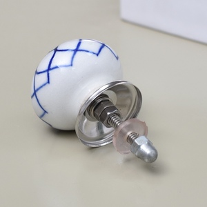 Boutons de tiroir à fleurs en céramique bleue faits à la main de qualité supérieure poignées de porte d'armoire pour armoire de cuisine - Product Image 5