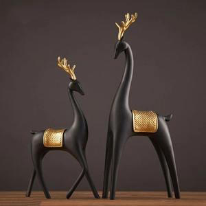 Paire de sculptures élégantes en renne doré avec détails argentés Décoration élégante de la maison pour salon ou bureau - Product Image 4