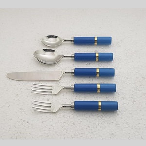 Ensemble de couverts tendance en acier inoxydable fait à la main, best-seller moderne, cinq pièces, manche en bois de mangue et résine bleue - Product Image 6