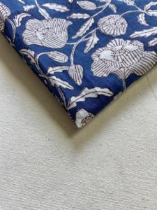 Tela de Algodón Estampada a Mano en Azul Índigo con Diseño Clásico de Enredaderas Florales Blancas - Product Image 2