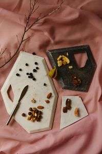 Tabla de quesos de mármol puro con asas integradas, ideal para ocasiones especiales, comidas festivas y servicio gourmet - Product Image 5