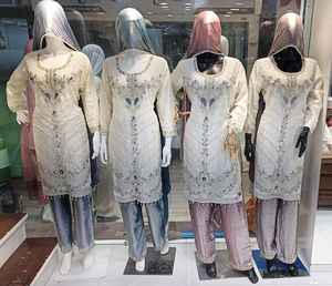 Costume Salwar pour femmes indiennes et pakistanaises traditionnelles tenue de créateur ethnique avec Dupatta brodé ou imprimé - Product Image 3