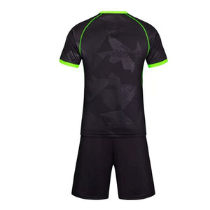 Conjunto de pantalones cortos de camiseta de fútbol transpirable de secado rápido de camuflaje negro personalizado con kit de fútbol de manga corta con ribete verde neón - Product Image 3