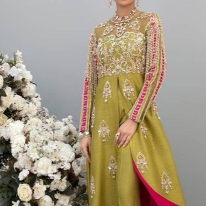 Broderie éblouissante sur la longue robe pantalon JACKET-KURTA, robe ornée de perles de verre cristal, DABKA, travail pour les tenues de fête/mariage @ 2022 - Product Image 1