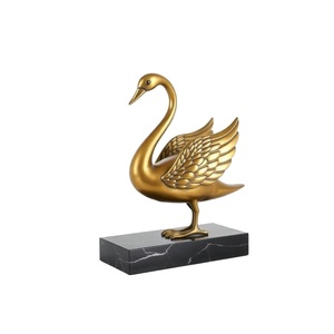 Gegoten Aluminium Zwaan Antiek Gouden Kleur Sculptuur Op Zwarte Basis Voor Tafelblad Middelpunt Decoratie Metalen Luxe Sculptuur