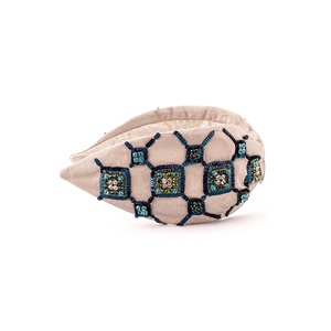 Bandeau pour femme fait à la main avec perles de rocaille multicolores conçues pour les looks avant-gardistes et confortables toute la journée - Product Image 2