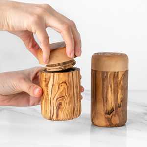 Ensemble de 2 outils pour herbes et épices en bois d'olivier, salière avec couvercle (10/12 cm) - Product Image 4