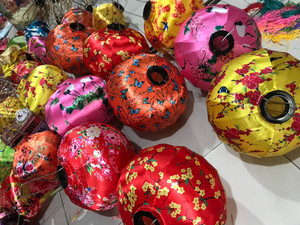 โคมไฟผ้าไหมสำหรับตกแต่งเทศกาลจากเวียดนาม - Product Image 3