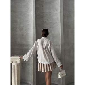 เสื้อเชิ้ตผู้หญิงลายทางผ้าป๊อปลินแบบขายส่ง คอลเลคชั่นเสื้อเชิ้ตและเสื้อเบลาส์สุดหรู - Product Image 3