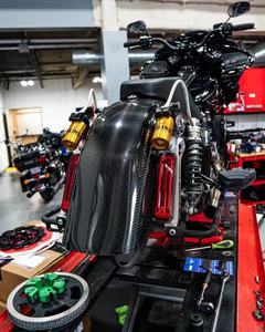 Guardabarros de fibra de carbono puro corto picado delantero de motocicleta para <span class=keywords><strong>Harley</strong></span> <span class=keywords><strong>Davidson</strong></span> Touring Street Road Glide 2014-2023 - Product Image 4