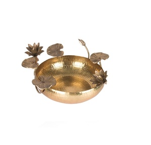 Bol décoratif rond Urli en laiton traditionnel fabriqué à la main avec motif de fleurs pour bureau à domicile pour décor de mariage Diwali. - Product Image 5
