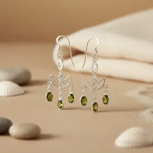 Boucles d'oreilles pendantes vintage pour femme en argent 925 avec pierre précieuse péridot vert, plaqué or, diamant et perle comme pierre principale pour mariage et soirée - Product Image 2